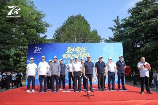 万德资本 平安产险济南中心支公司积极参与山东保险业2025泉城公园绿色健步走暨保险科普市集宣传活动